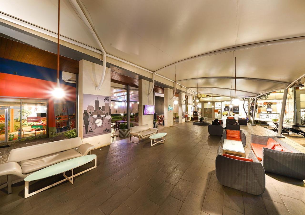 Harris Hotel Sentul City Богор Екстериор снимка