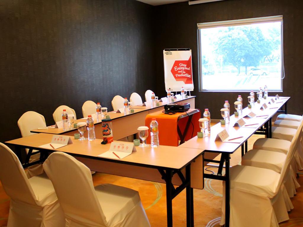 Harris Hotel Sentul City Богор Екстериор снимка