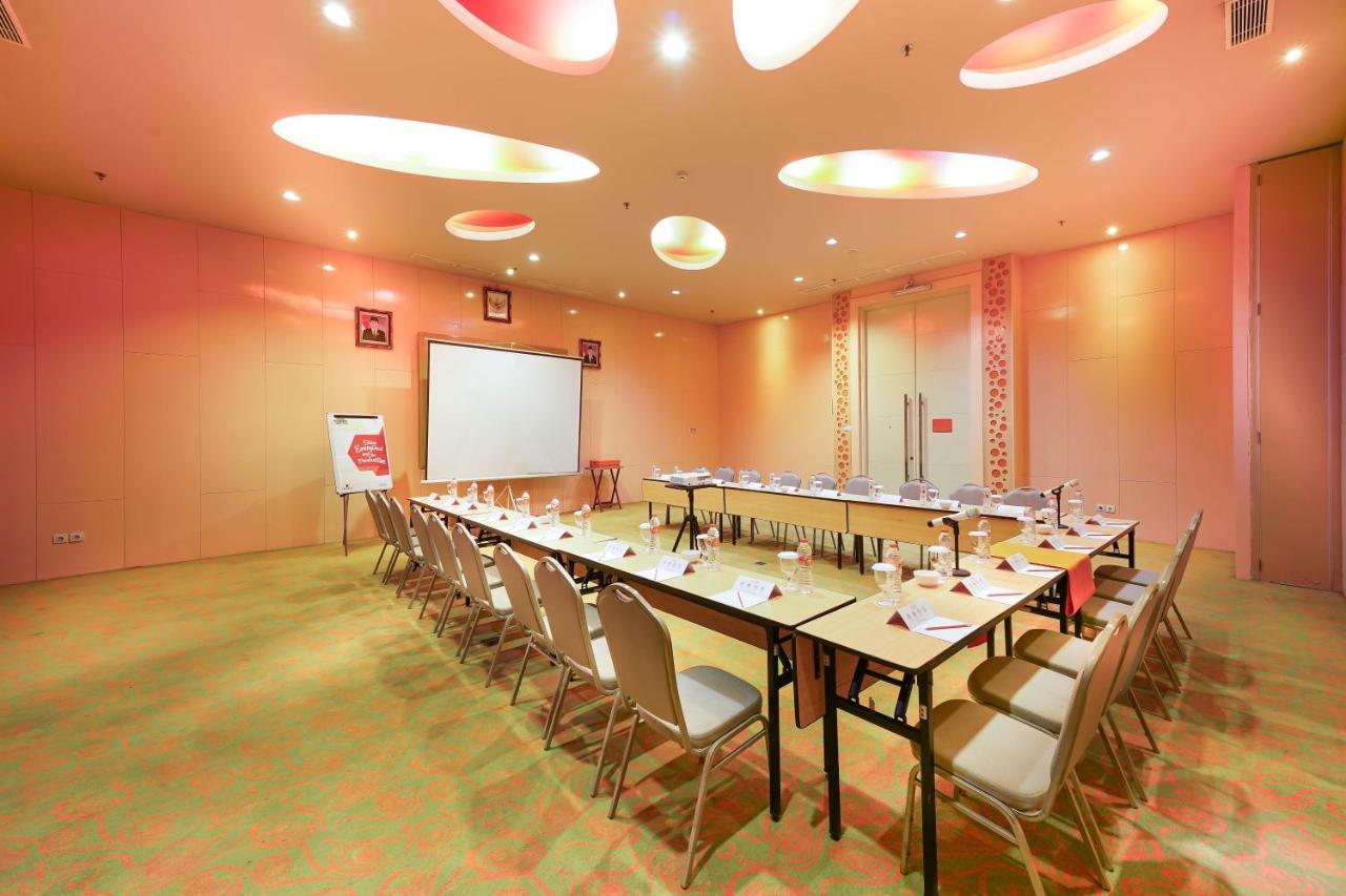 Harris Hotel Sentul City Богор Екстериор снимка