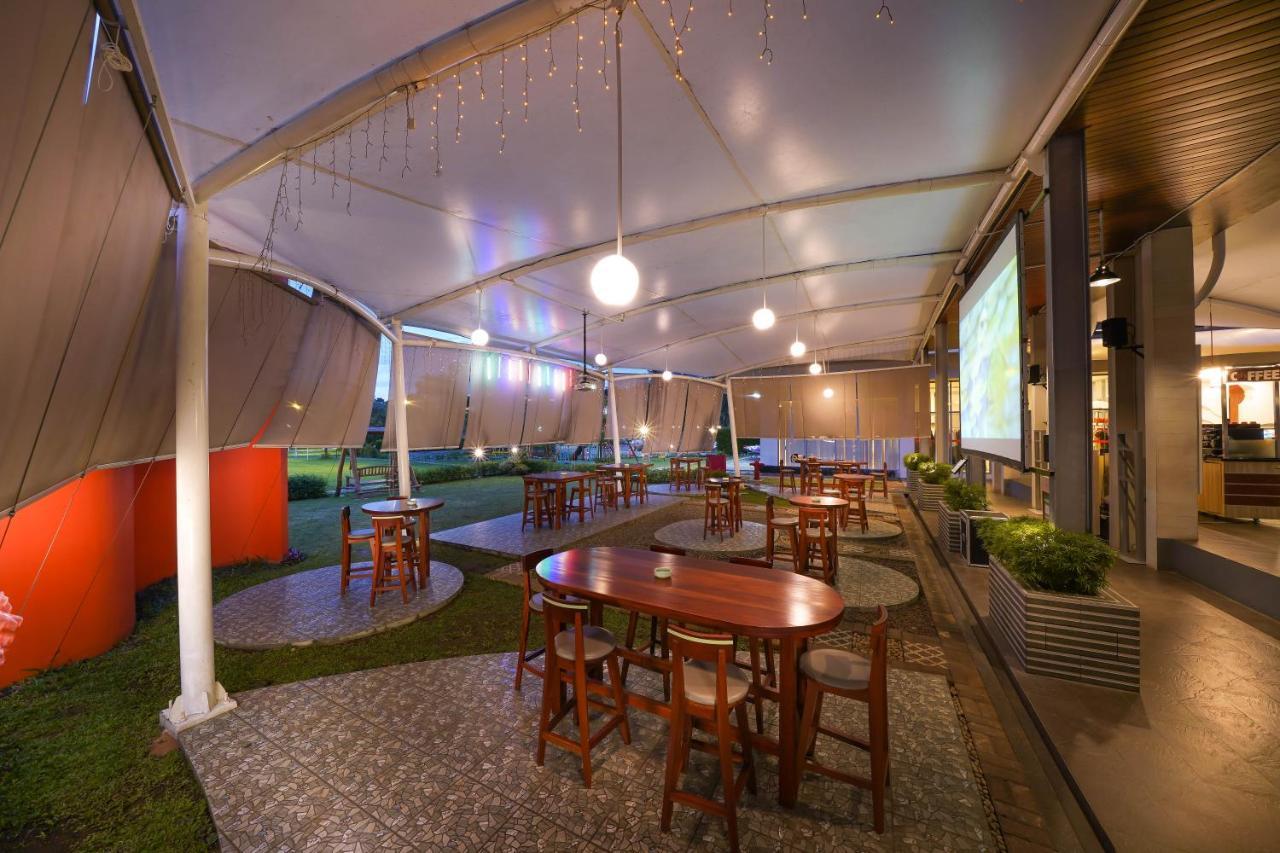 Harris Hotel Sentul City Богор Екстериор снимка