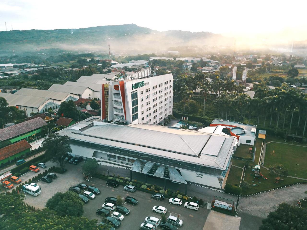 Harris Hotel Sentul City Богор Екстериор снимка